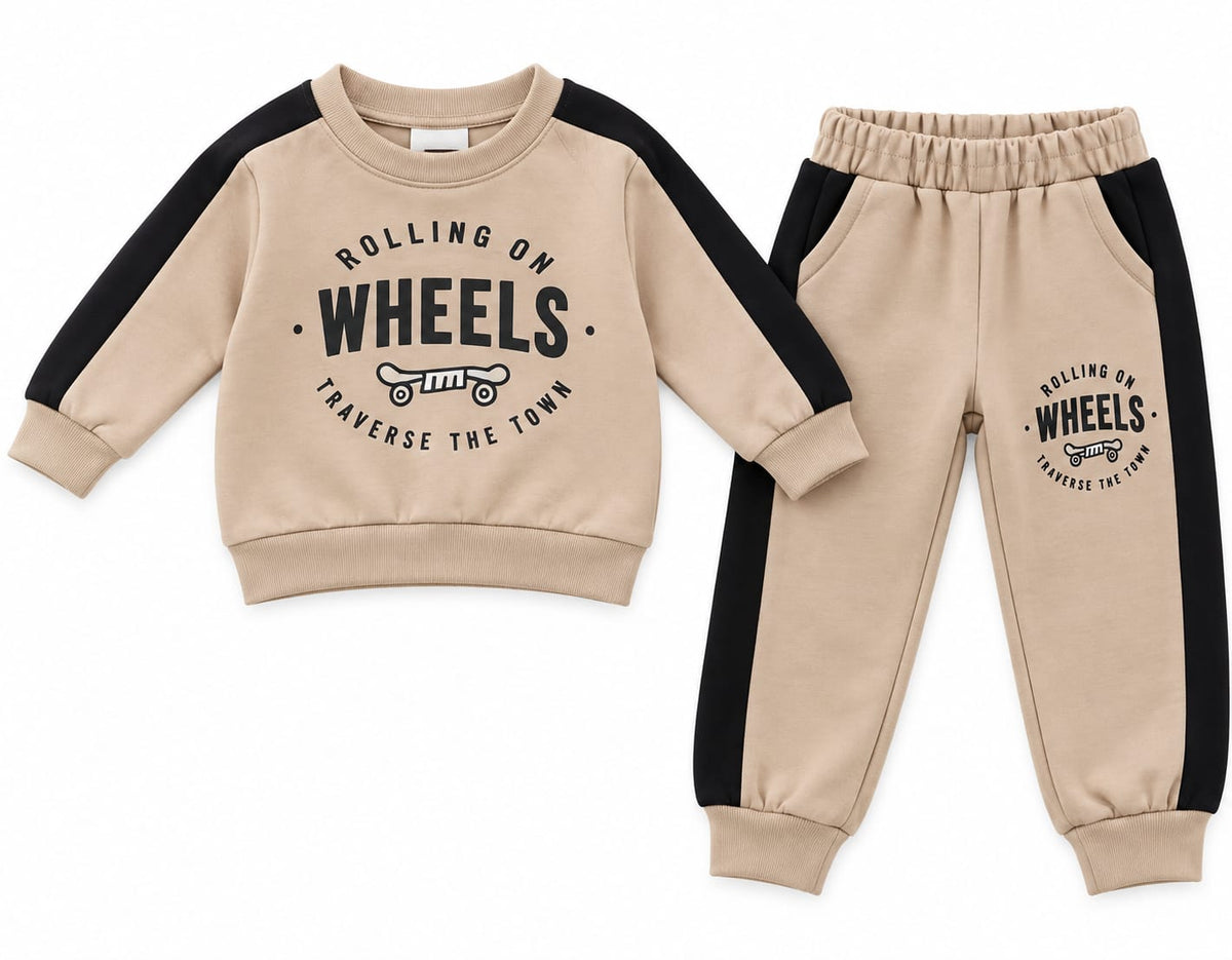 Compleu băieți Rolling on Wheels – bluză și pantaloni bej cu negru