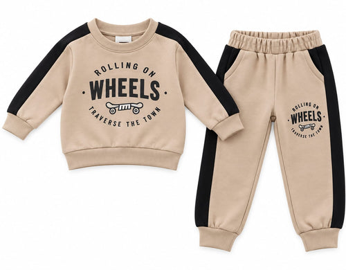 Compleu băieți Rolling on Wheels – bluză și pantaloni bej cu negru