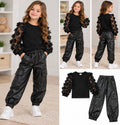 Compleu fete negru cu pantaloni efect piele și bluză cu mâneci florale
